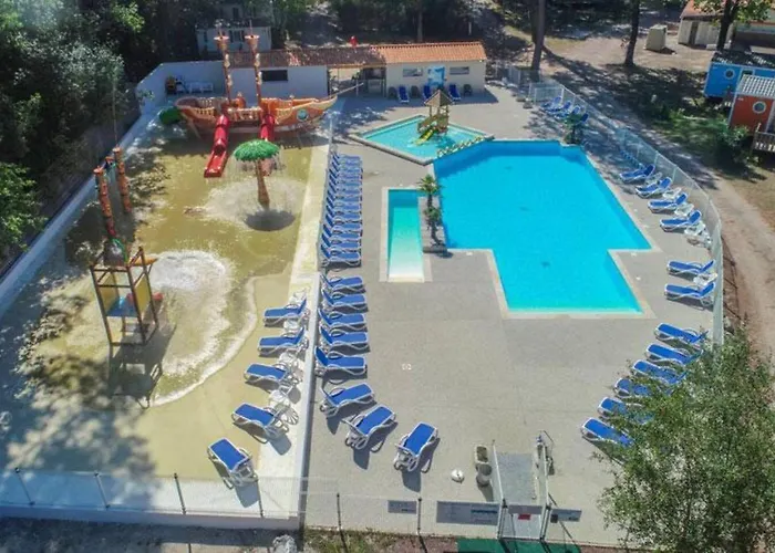 Mobilhome 4/6 Personnes Proche La Palmyre, Royan Camping *